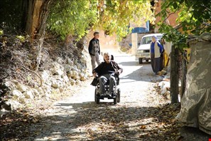 Kaş Belediyesinden akülü tekerlekli sandalye desteği